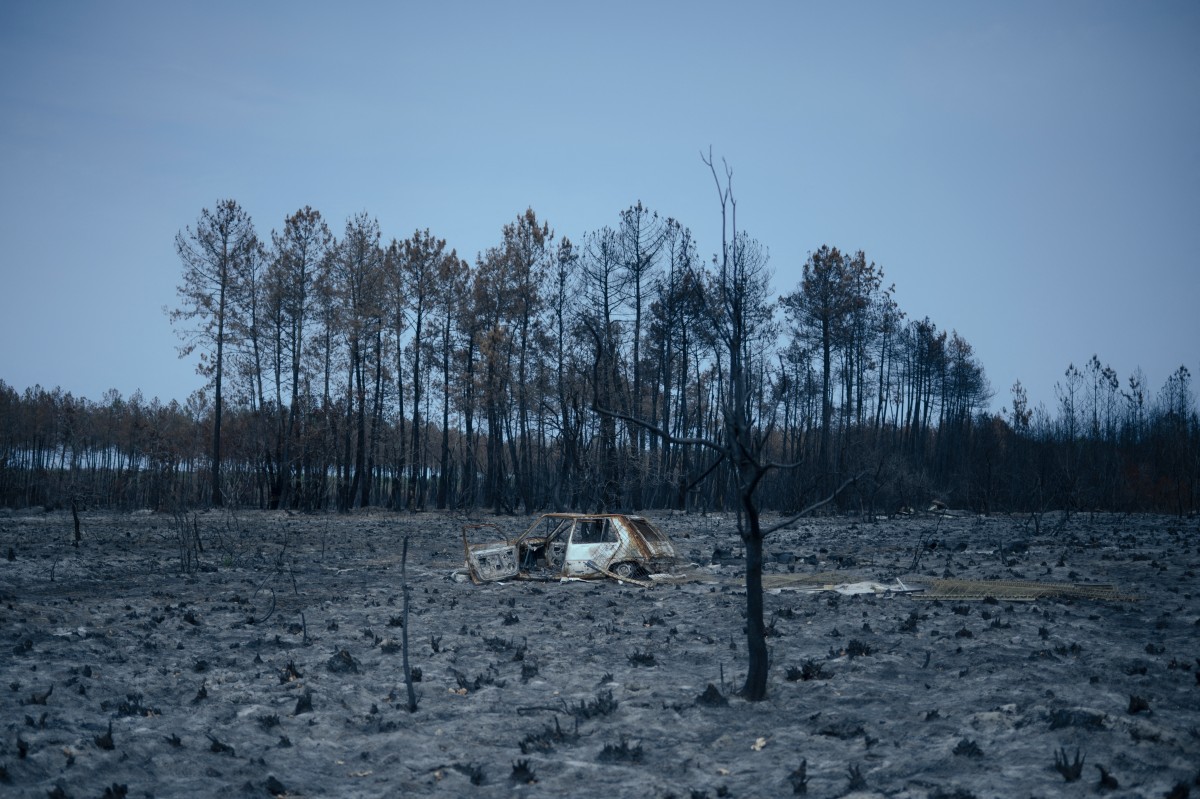 Esta imagem mostra um carro queimado, atingido pelo incêndio florestal que varreu a região de Gironde, em Le Porge, no sudoeste da França, em 15 de agosto de 2026.