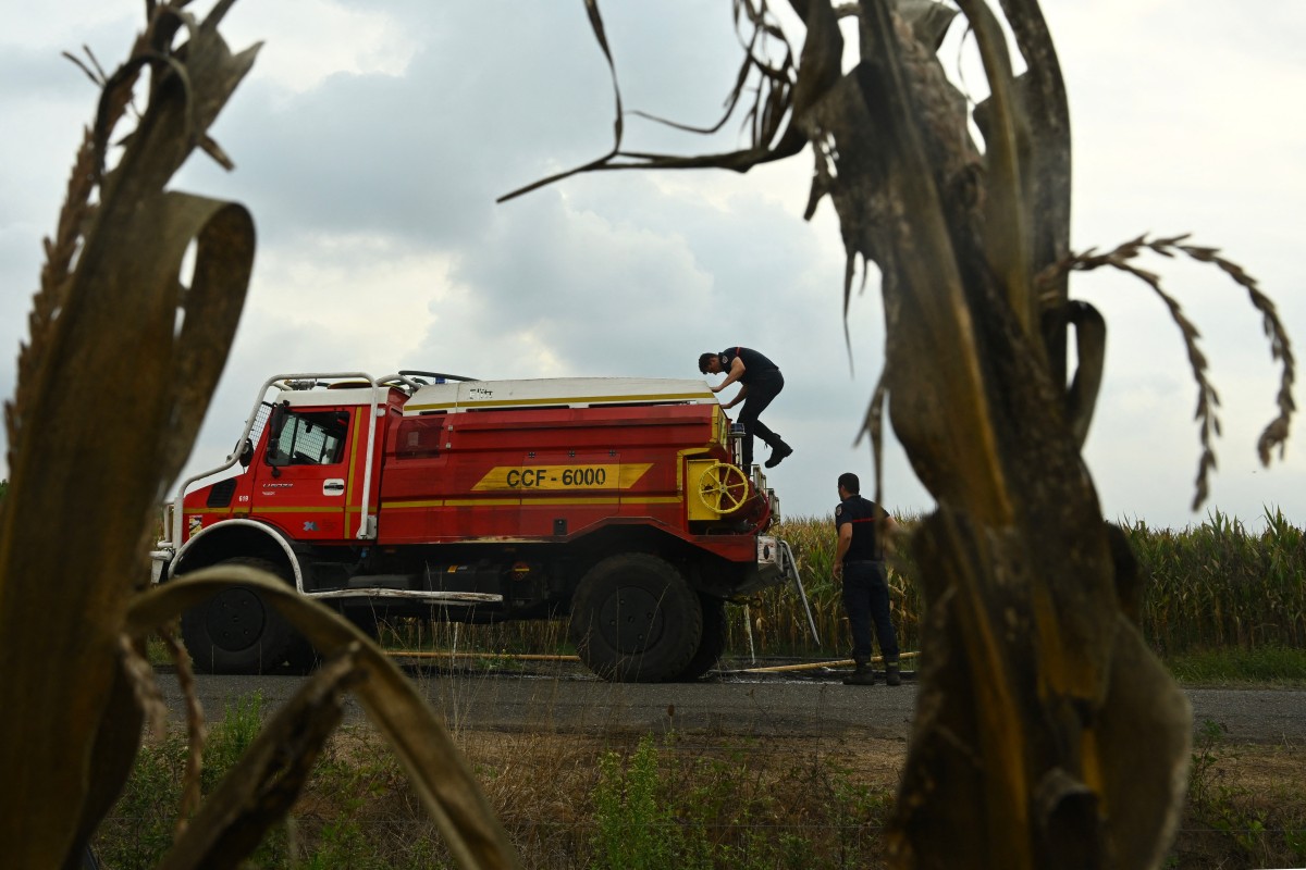 Bombeiros se preparam para encher o tanque de água durante um incêndio florestal em Luglon, no sudoeste da França, em 16 de agosto de 2026