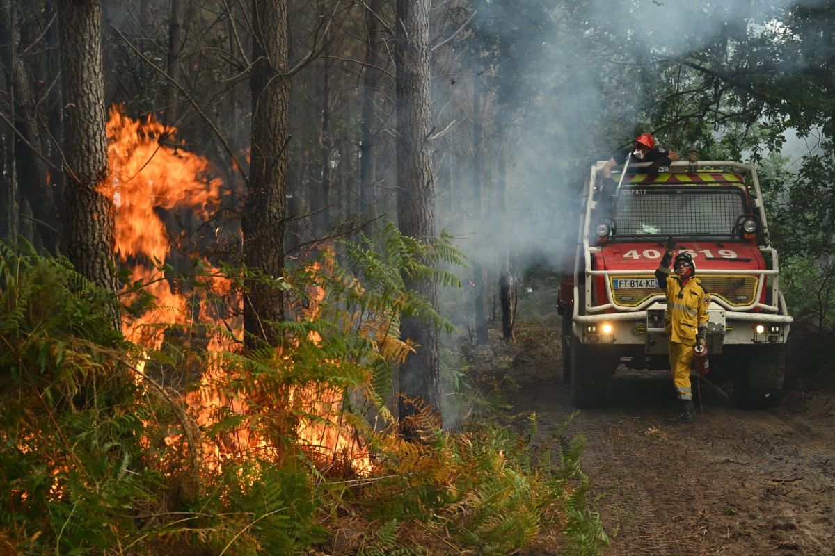 Bombeiros criam aceiros em uma floresta próxima a uma fazenda para impedir a propagação de um incêndio florestal em Luglon, no sudoeste da França, em 16 de agosto de 2026.