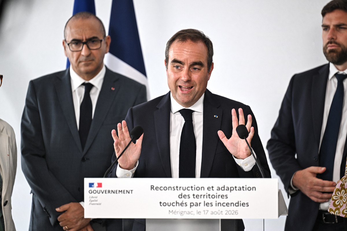 O primeiro-ministro francês Sebastien Lecornu, ladeado pelo ministro do Interior da França, Laurent Nunez (à esquerda), e pelo ministro da Habitação da França, Vincent Jeanbrun (à direita), fala durante uma coletiva de imprensa