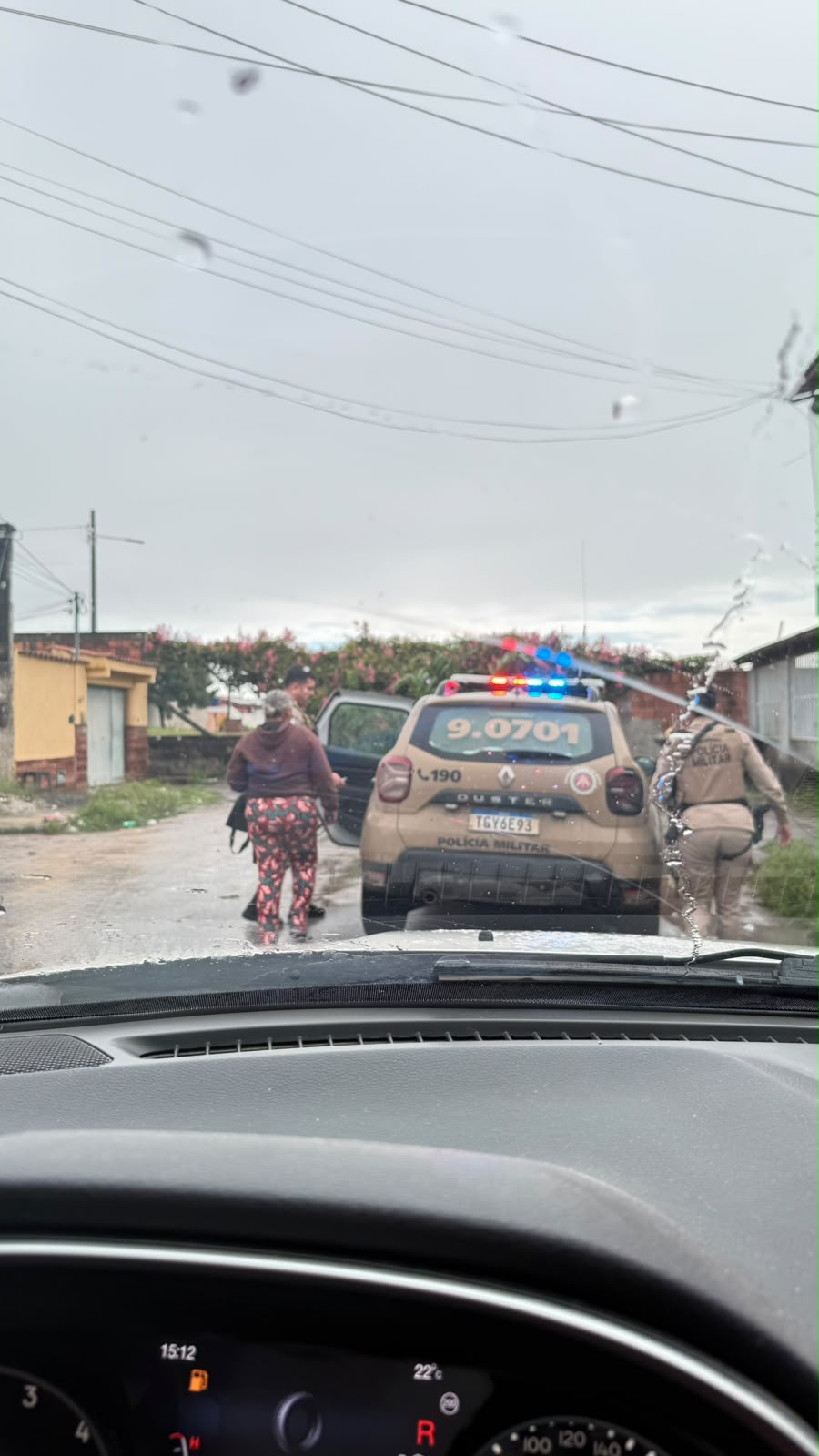 Professora sendo presa