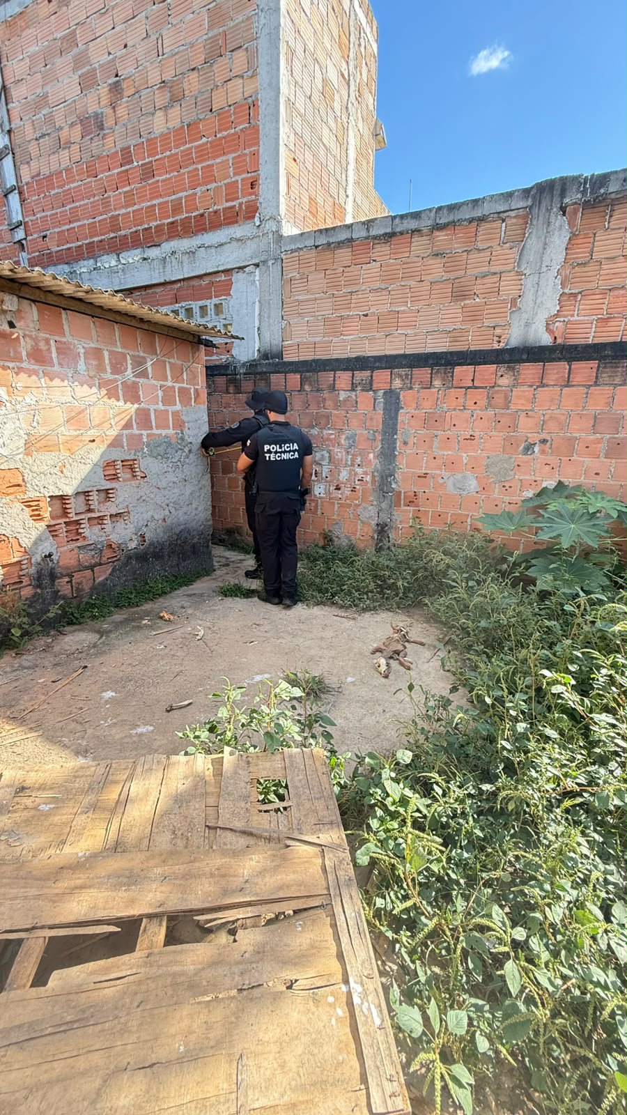 Agentes fiscalizando o imóvel