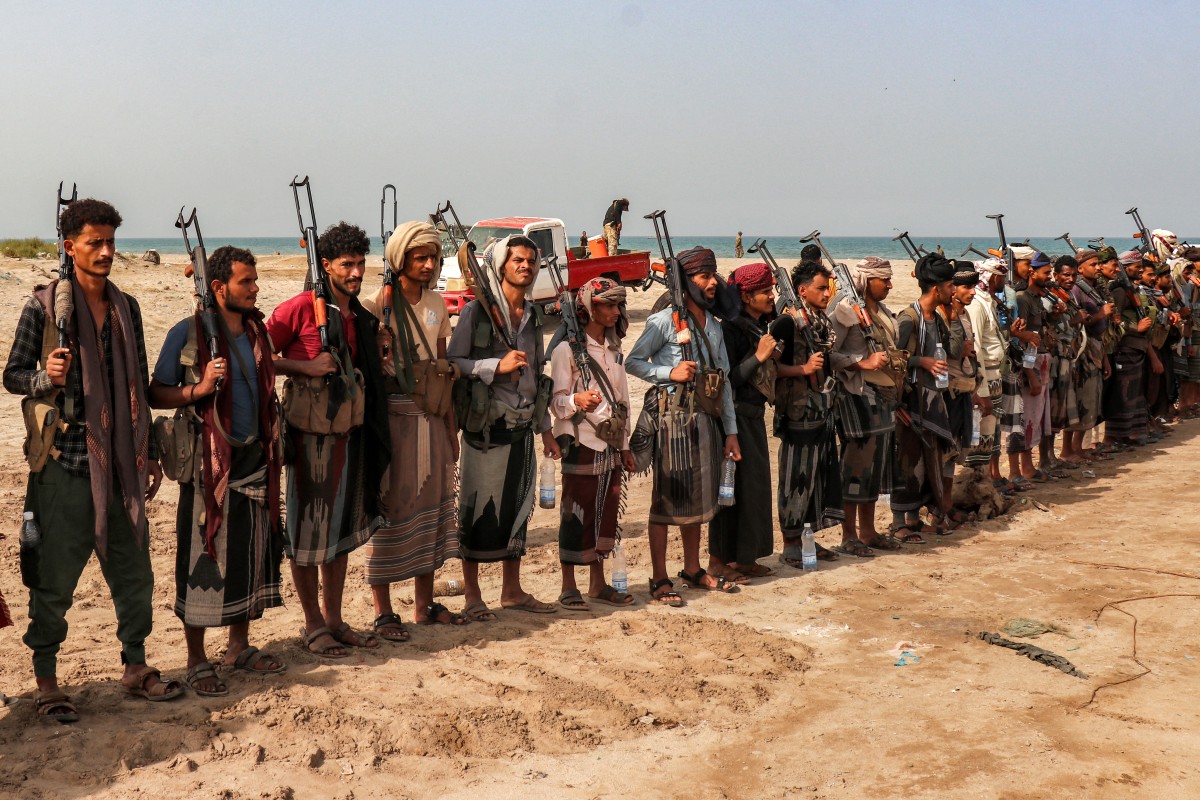Combatentes que apoiam o governo iemenita reconhecido internacionalmente — sediado em Áden — reúnem-se durante uma vigília na costa do Mar Vermelho, em Khokha (província de Hodeidah, no oeste do Iêmen), em 20 de julho de 2026, exigindo a retomada das hostilidades contra o grupo Houthi, que atualmente controla a capital, Sanaa.