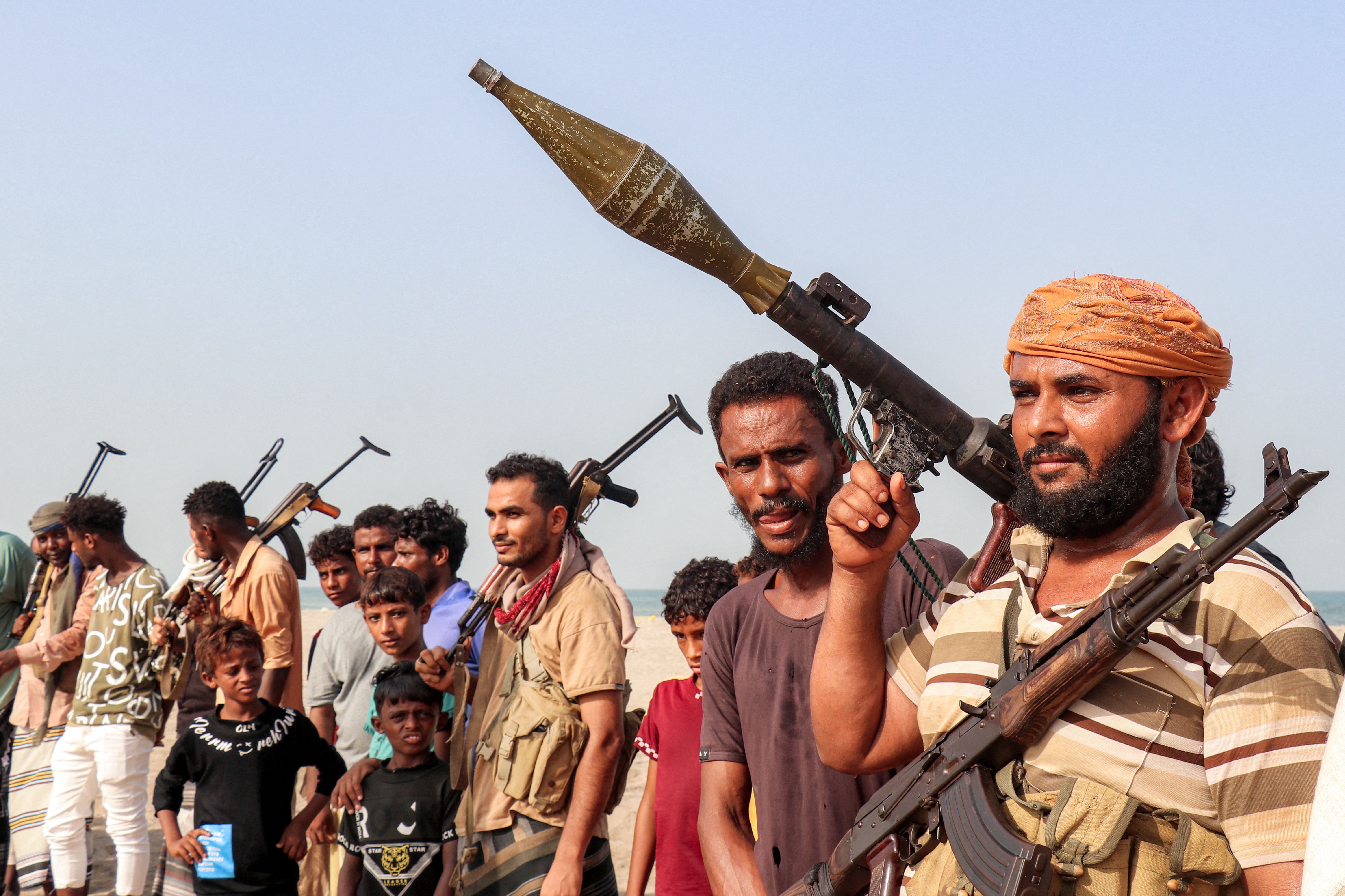 Combatentes que apoiam o governo iemenita reconhecido internacionalmente — sediado em Áden — reúnem-se durante uma vigília na costa do Mar Vermelho, em Khokha (província de Hodeidah, no oeste do Iêmen), em 20 de julho de 2026, exigindo a retomada das hostilidades contra o grupo Houthi, que atualmente controla a capital, Sanaa.