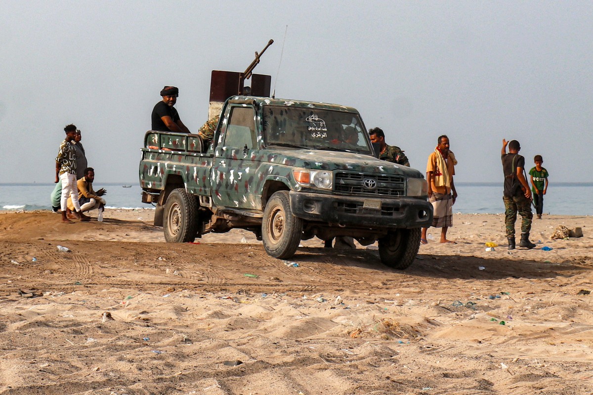 Uma "technical" (caminhonete equipada com uma torre de tiro na caçamba) aparece na imagem enquanto combatentes que apoiam o governo iemenita — sediado em Áden e reconhecido internacionalmente — reúnem-se durante uma vigília na costa do Mar Vermelho, em Khokha (província de Hodeidah, no oeste do Iêmen), em 20 de julho de 2026, exigindo a retomada das hostilidades contra o grupo Houthi, que atualmente controla a capital, Sanaa.