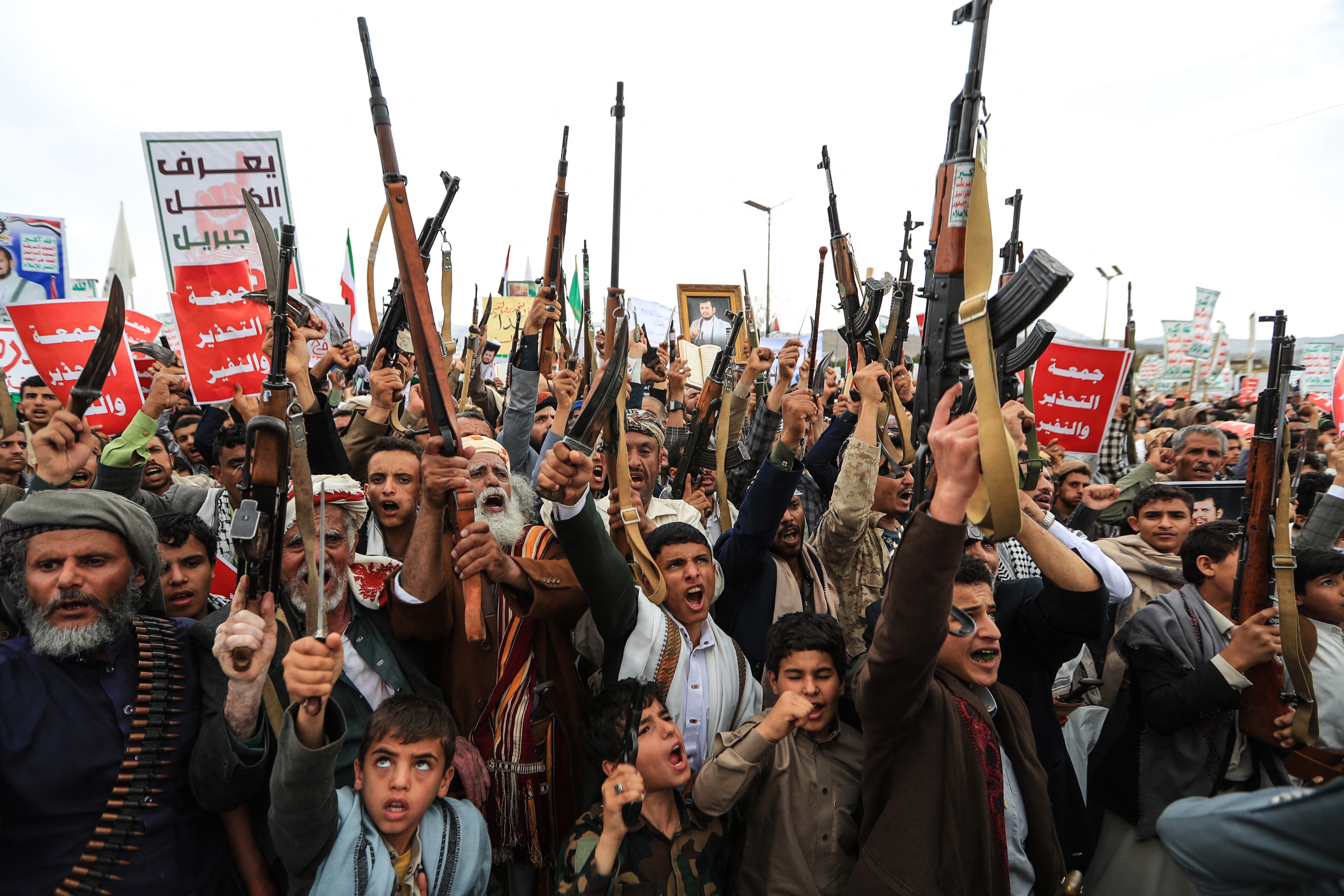 Apoiadores iemenitas armados do movimento Houthi, apoiado pelo Irã, exibem suas armas durante um protesto em Sanaa, em 17 de julho de 2026, contra o que o grupo descreve como restrições impostas pela coalizão liderada pela Arábia Saudita às áreas do Iêmen controladas pelos Houthis. Em 16 de julho, os Houthis do Iêmen alertaram que atacariam instalações petrolíferas e outras infraestruturas da Arábia Saudita caso o conflito entre os dois lados se intensificasse — um aviso feito dias após o aeroporto de Sanaa, capital controlada pelos rebeldes, ter sido atingido.