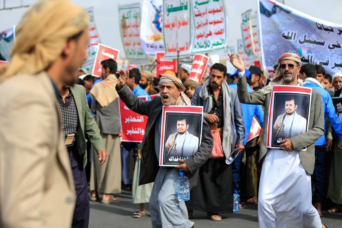 Apoiadores iemenitas do movimento Houthi, apoiado pelo Irã, seguram retratos do líder Houthi Abdul-Malik al-Houthi durante um protesto contra o que o grupo descreve como restrições impostas pela coalizão liderada pela Arábia Saudita a áreas do Iêmen controladas pelos Houthis, em Sanaa, em 17 de julho de 2026. Os Houthis do Iêmen alertaram, em 16 de julho, que atacarão instalações petrolíferas e outras infraestruturas da Arábia Saudita caso o conflito entre os dois lados se intensifique, dias após o aeroporto de Sanaa — capital controlada pelos rebeldes — ter sido atingido.