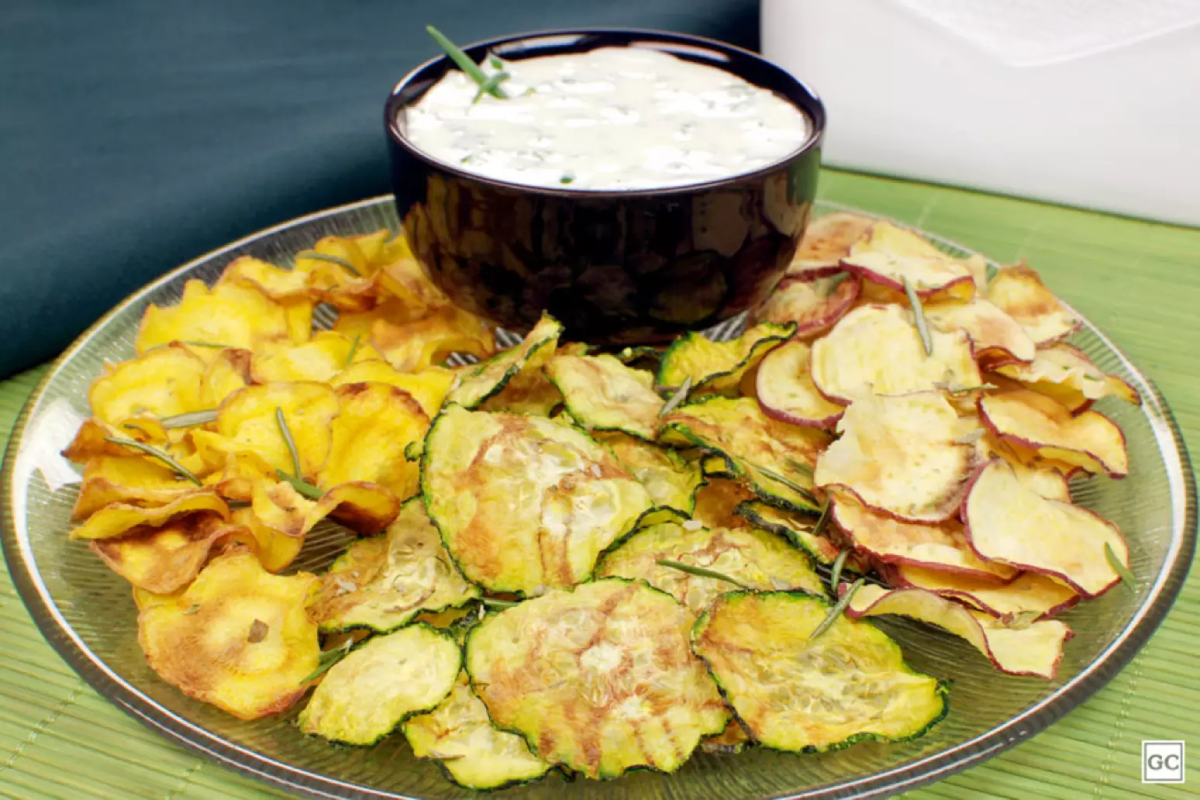 Chips de legumes com molho de iogurte fica pronto em 20 minutos; confira receita abaixo