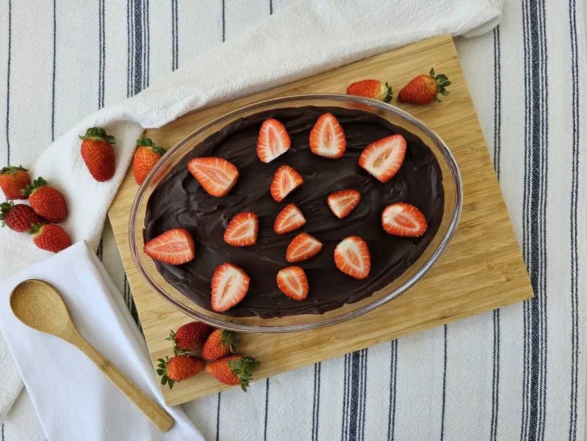 A receita de mousse de chocolate com morango demora apenas 30 minutos para ficar pronta; confira receita abaixo