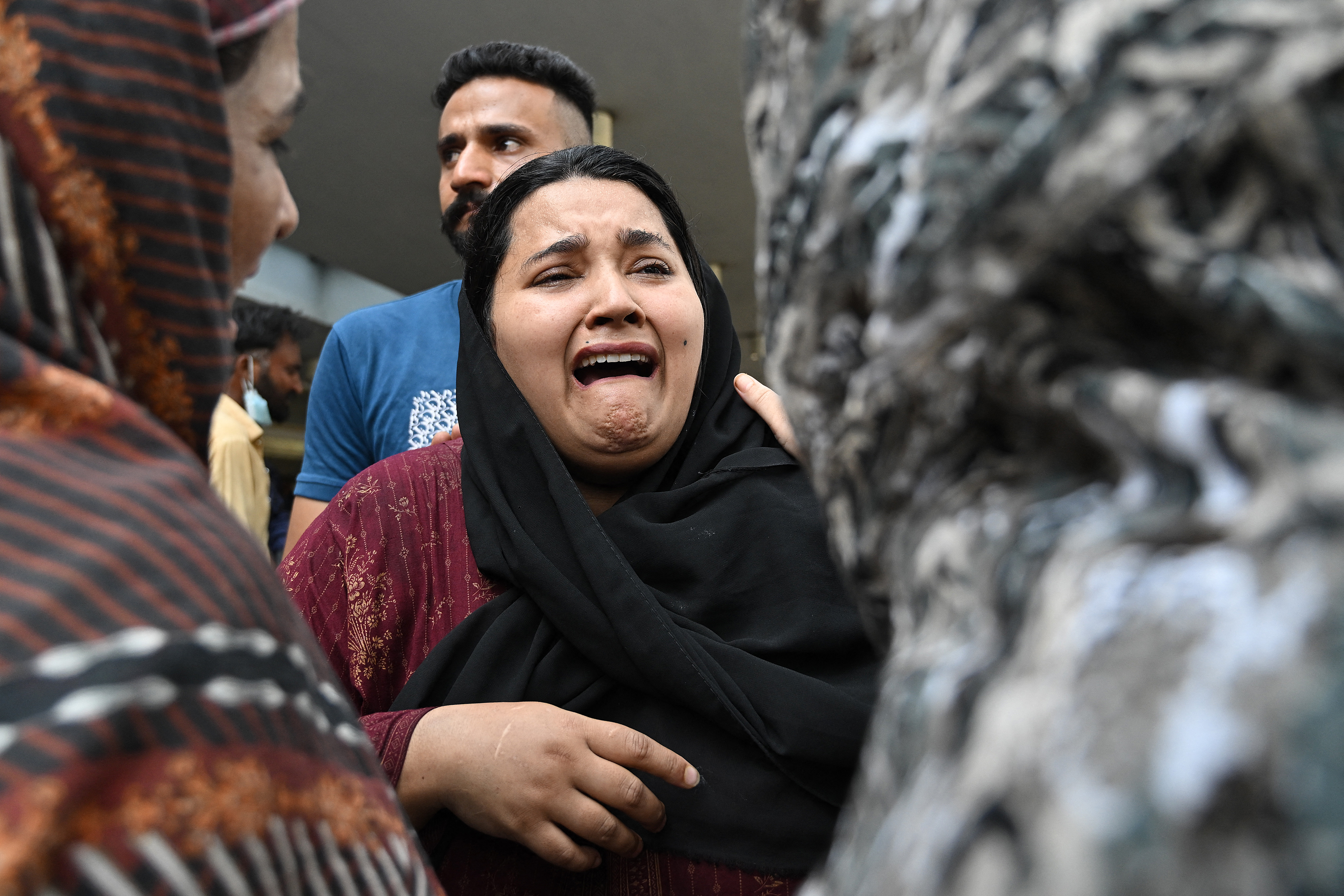 Uma mãe reage após a morte de seu filho em decorrência de um incêndio na ala de Saúde Materno-Infantil (MCH) do Hospital do Instituto de Ciências Médicas do Paquistão (PIMS), em Islamabad, em 26 de agosto de 2026.