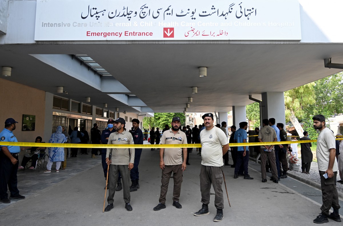 Equipes de segurança montam guarda após um incêndio na ala de Saúde Materno-Infantil (MCH) do Hospital do Instituto de Ciências Médicas do Paquistão (PIMS), em Islamabad, em 26 de agosto de 2026.