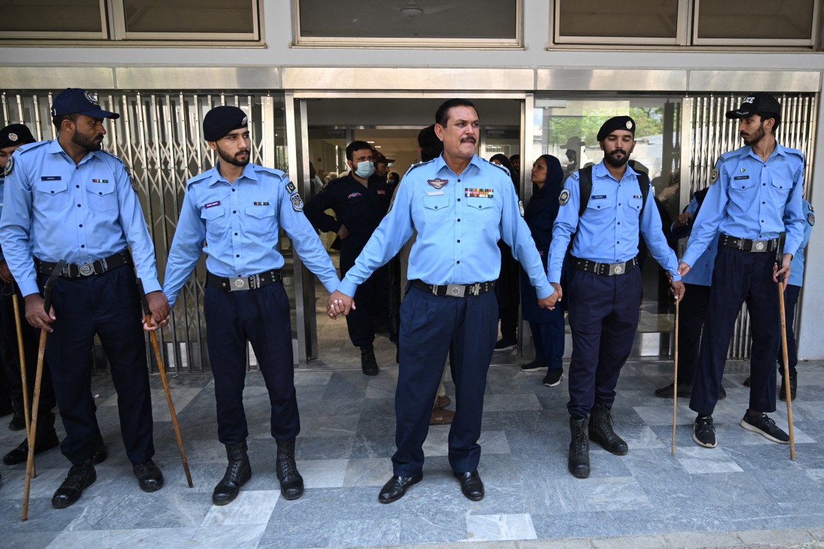 Equipes de segurança posicionam-se junto a uma entrada após um incêndio na ala de Saúde Materno-Infantil (MCH) do Hospital do Instituto de Ciências Médicas do Paquistão (PIMS), em Islamabad, em 26 de agosto de 2026.