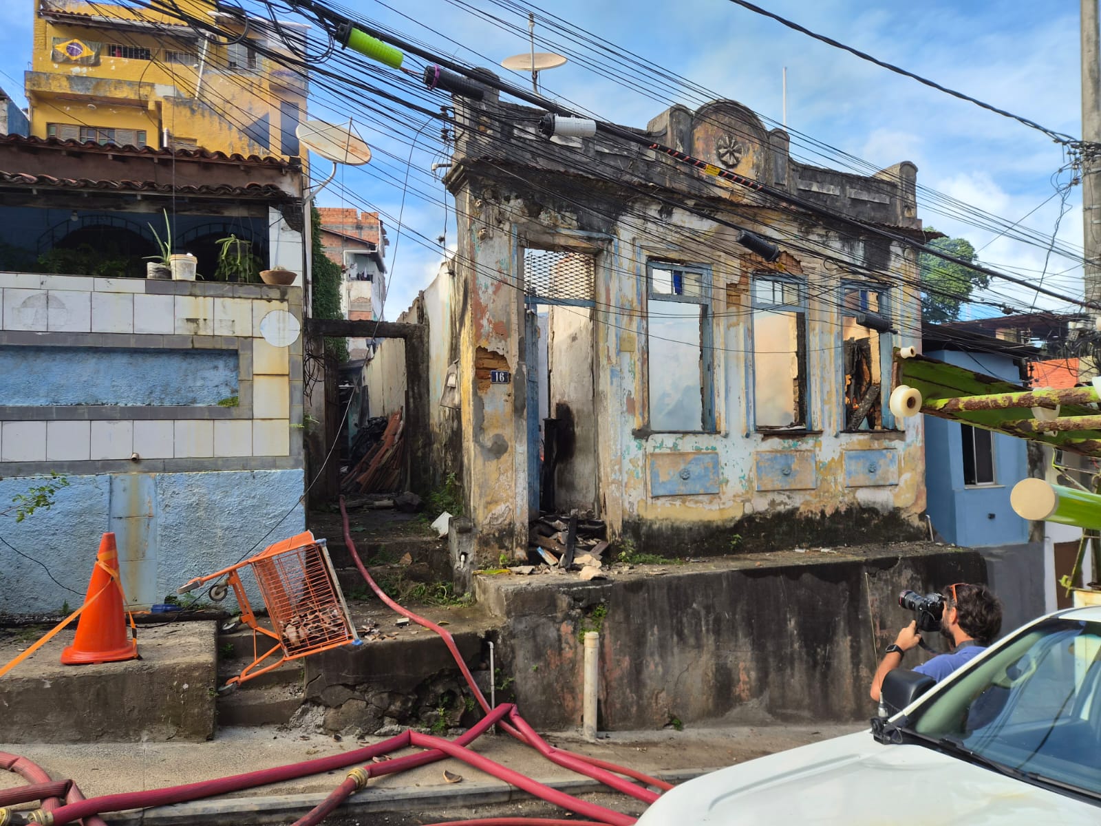 Incêndio de grandes proporções atinge casa em Salvador
