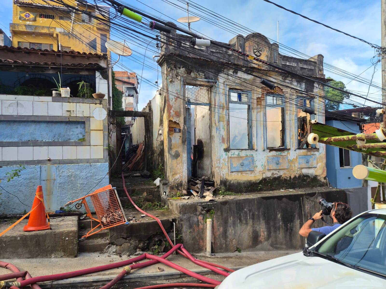 VÍDEO: incêndio de grandes proporções atinge casa em Salvador
