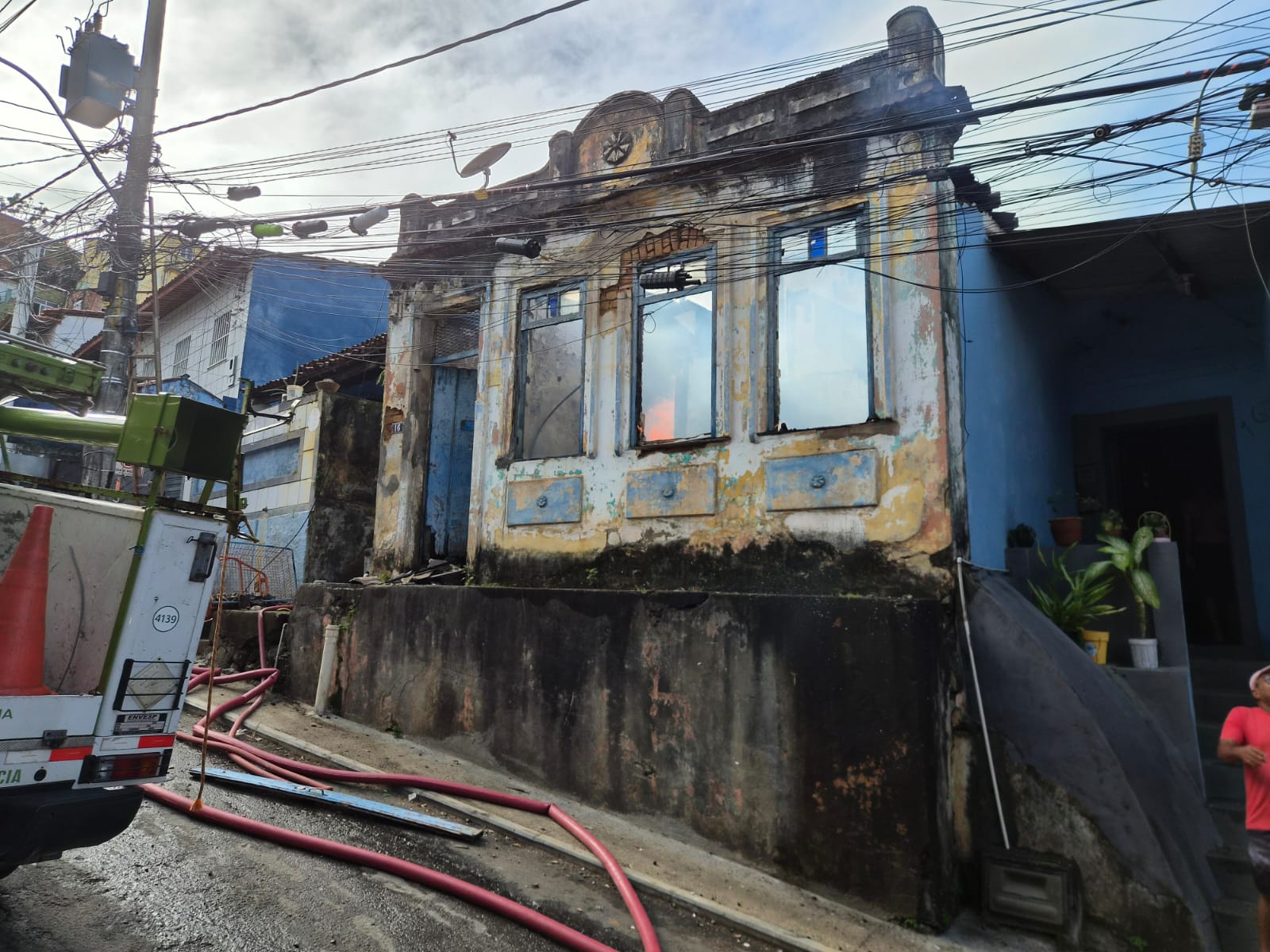 Incêndio de grandes proporções atinge casa em Salvador