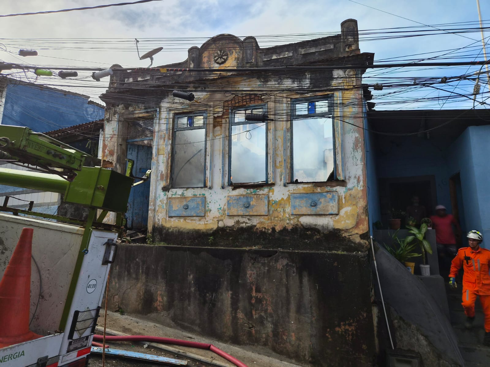 Incêndio de grandes proporções atinge casa em Salvador