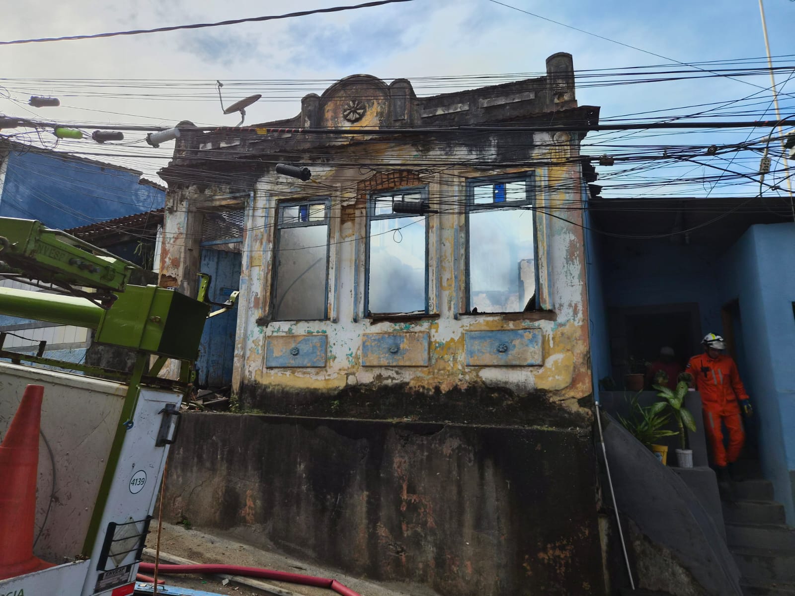 Incêndio de grandes proporções atinge casa em Salvador
