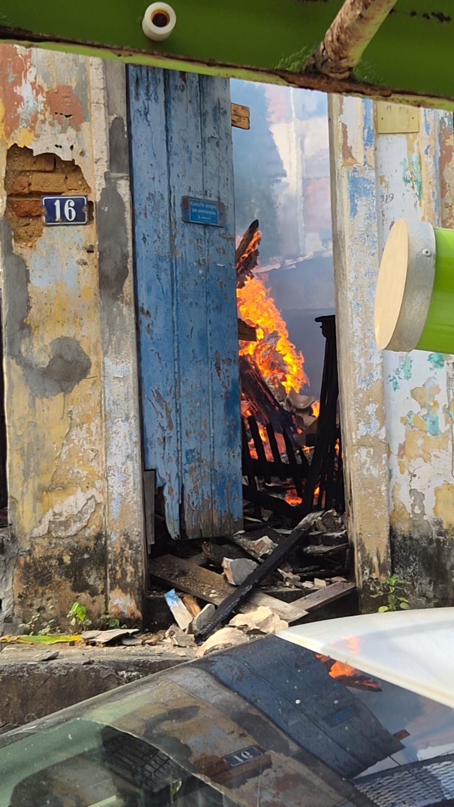 VÍDEO: incêndio de grandes proporções atinge casa em Salvador
