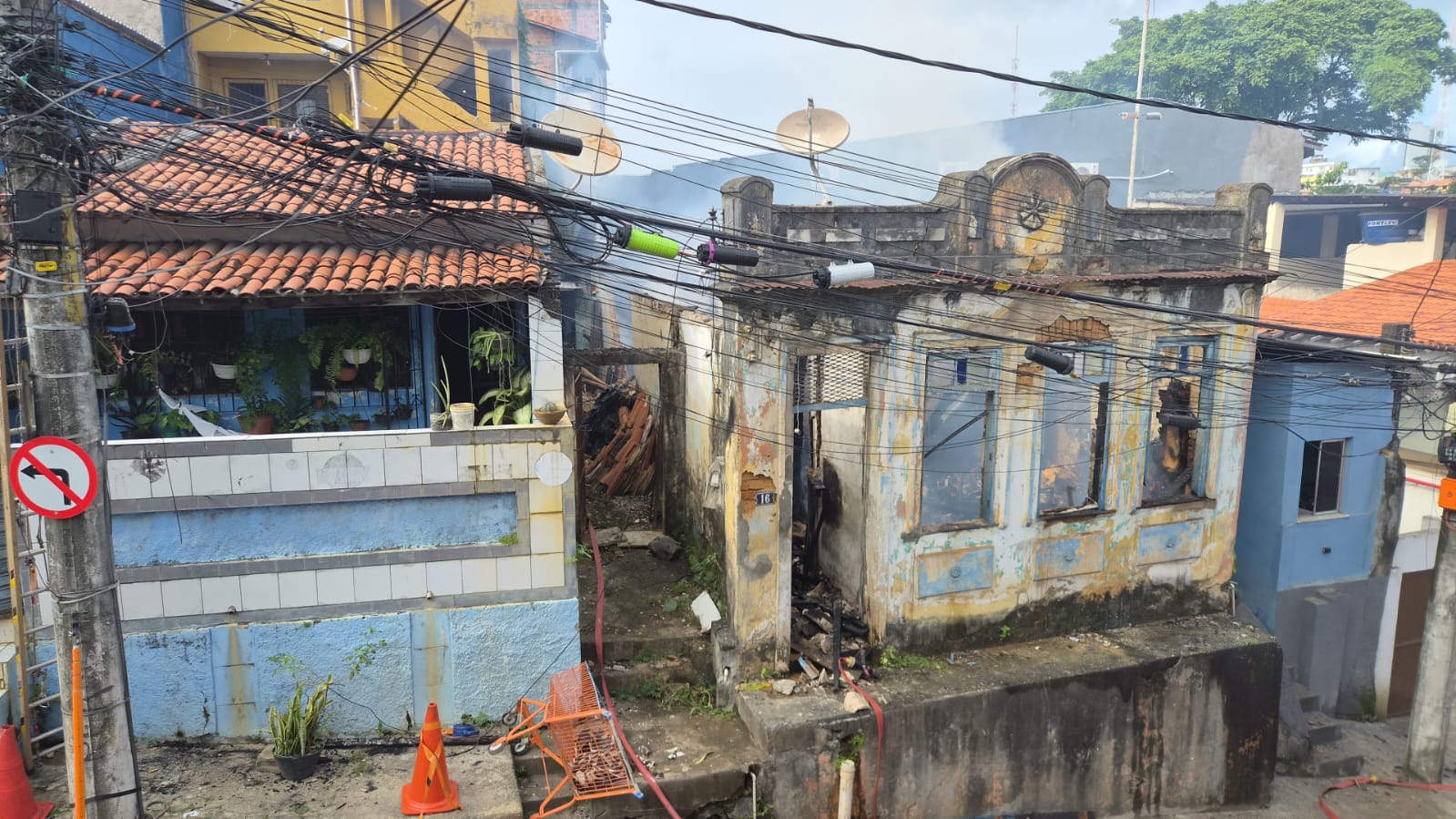 VÍDEO: incêndio de grandes proporções atinge casa em Salvador