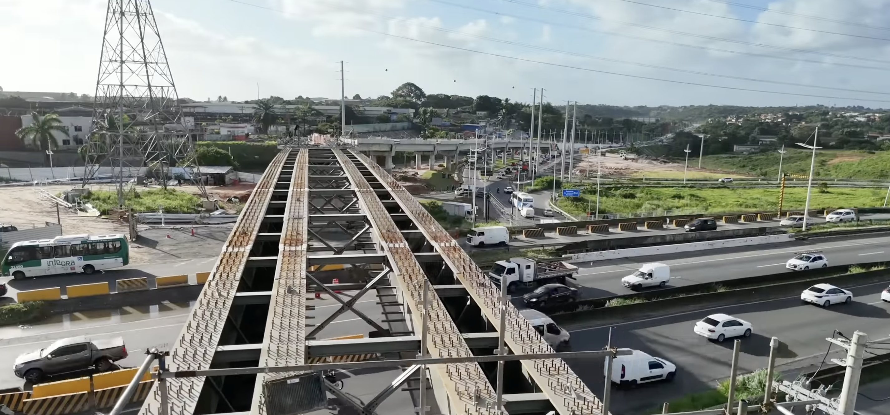 VLT de Salvador: estrutura gigante passa por cima da BR-324; veja