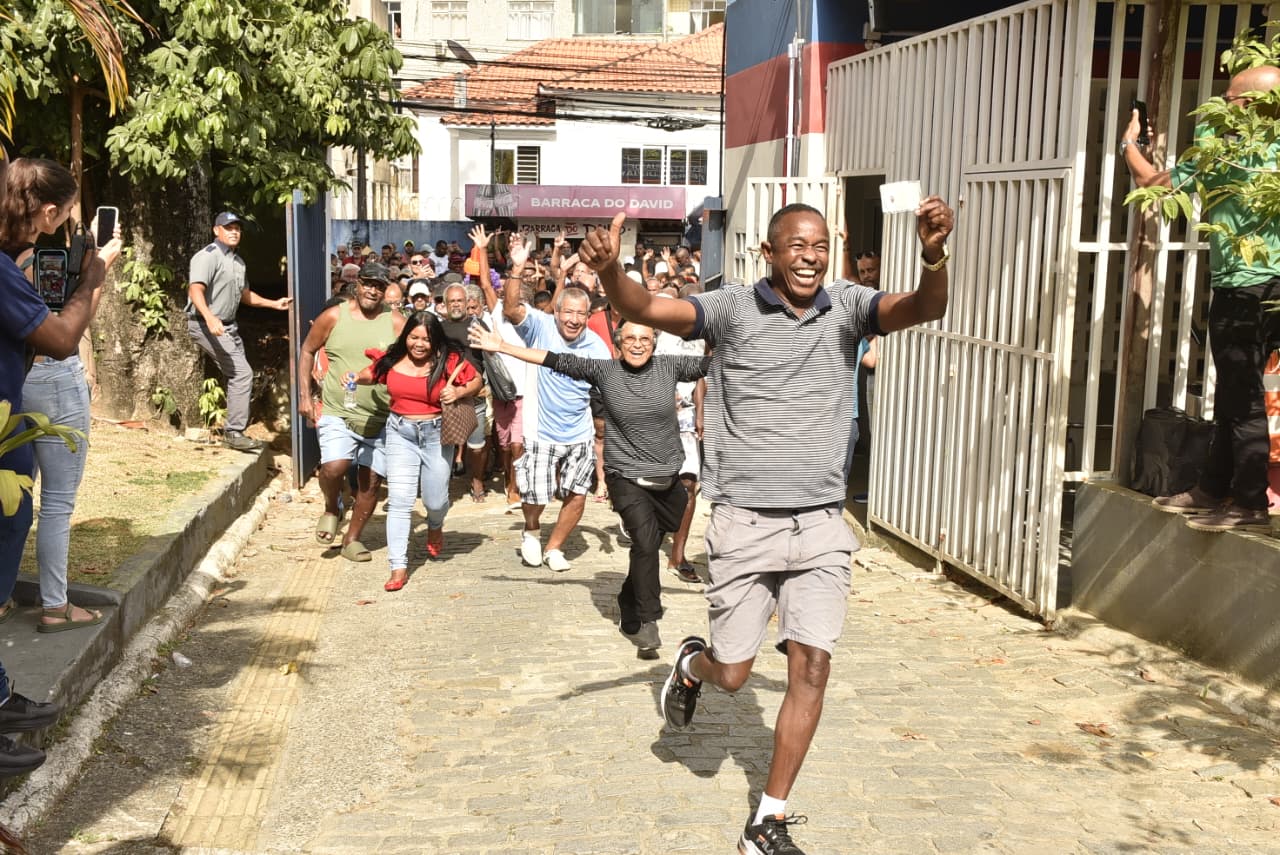 Eleitores votam no Luiz Viana, em Brotas