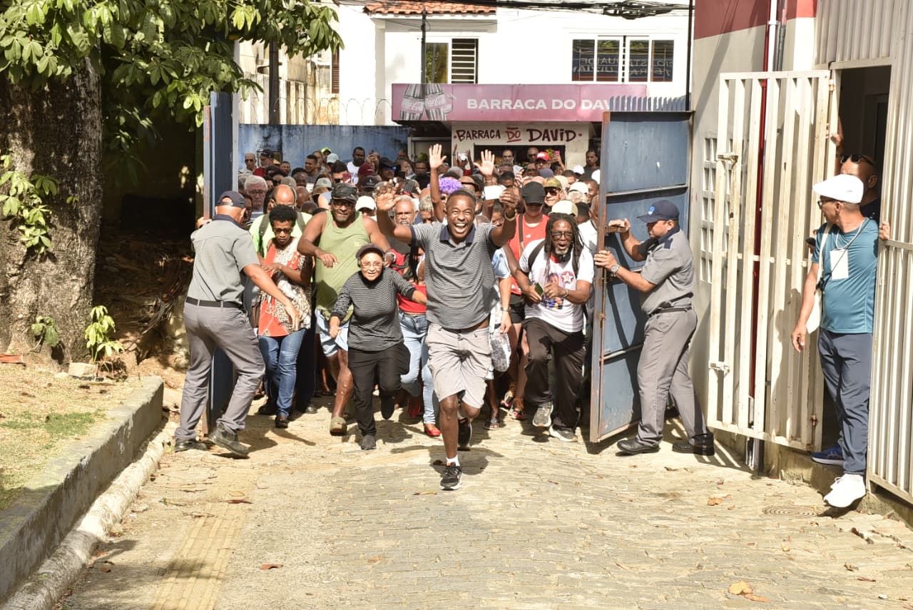 Abertura dos portões no maior colégio eleitoral da Bahia tem filas e correria