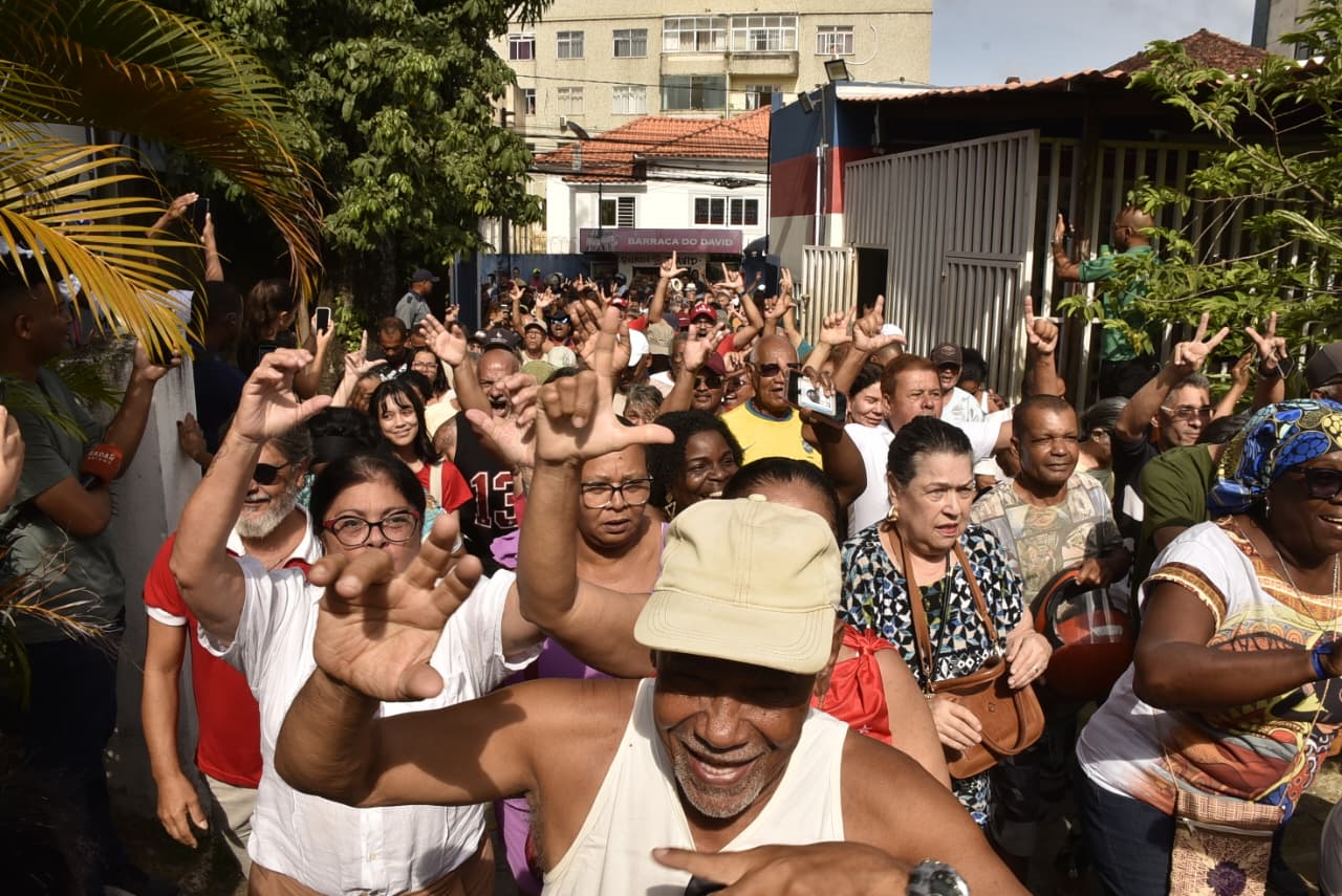 Abertura dos portões no maior colégio eleitoral da Bahia tem filas e correria