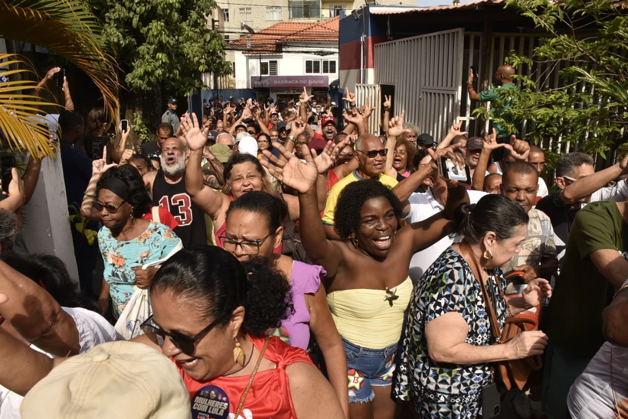 Eleitores entrando no maior colégio eleitoral da Bahia