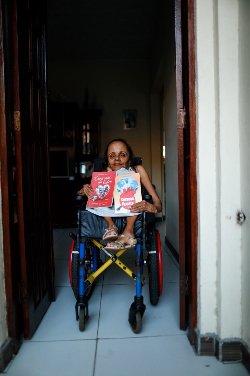 Aos 60, psicóloga com ossos de vidro conta como superou fraturas e preconceito