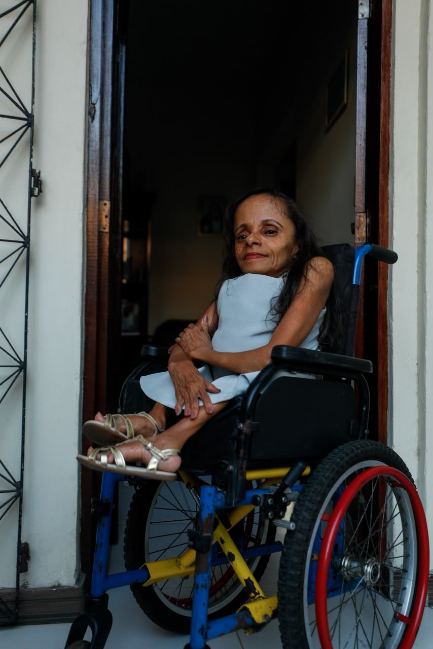 Aos 60, psicóloga com ossos de vidro conta como superou fraturas e preconceito
