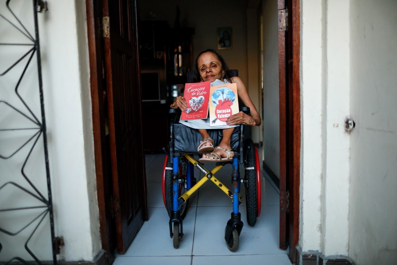 Aos 60, psicóloga com ossos de vidro conta como superou fraturas e preconceito