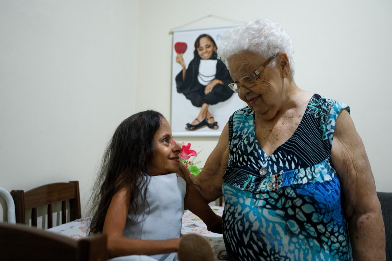 Aos 60, psicóloga com ossos de vidro conta como superou fraturas e preconceito