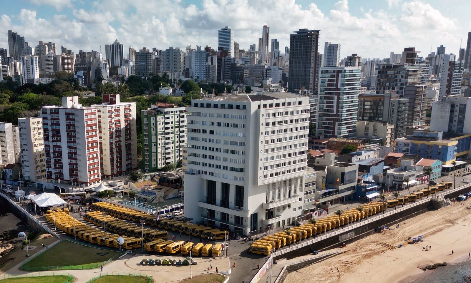 Bahia entrega mais de 100 ônibus escolares para municípios do interior