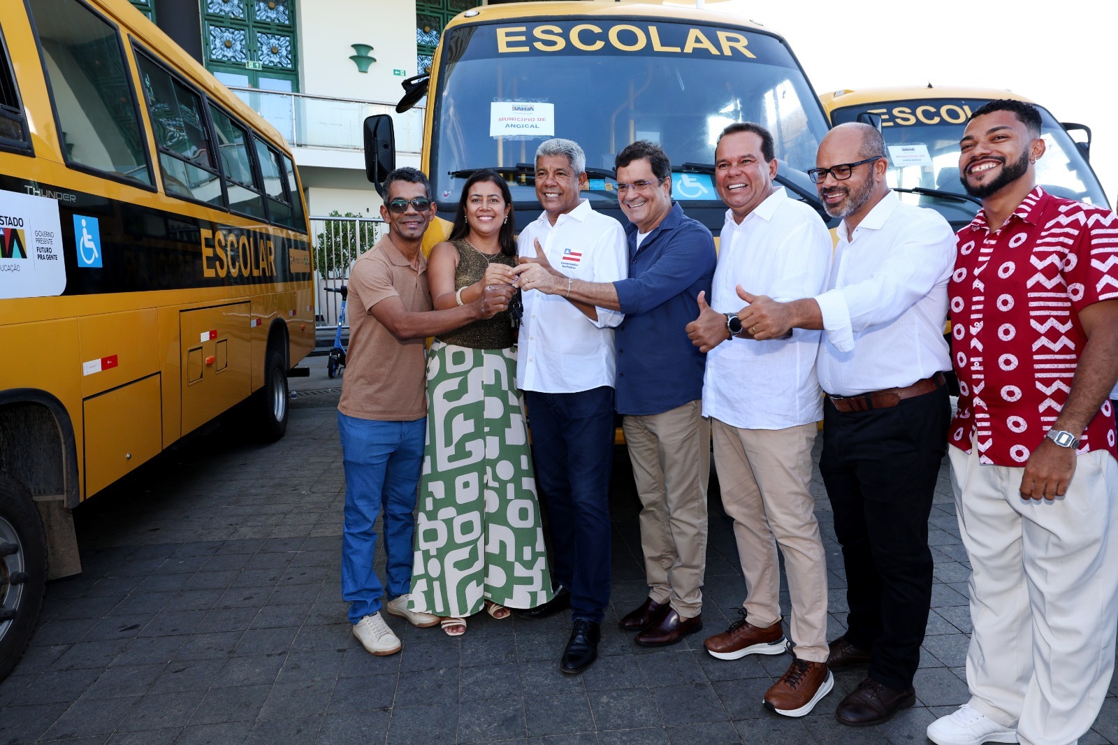 Bahia entrega mais de 100 ônibus escolares para municípios do interior