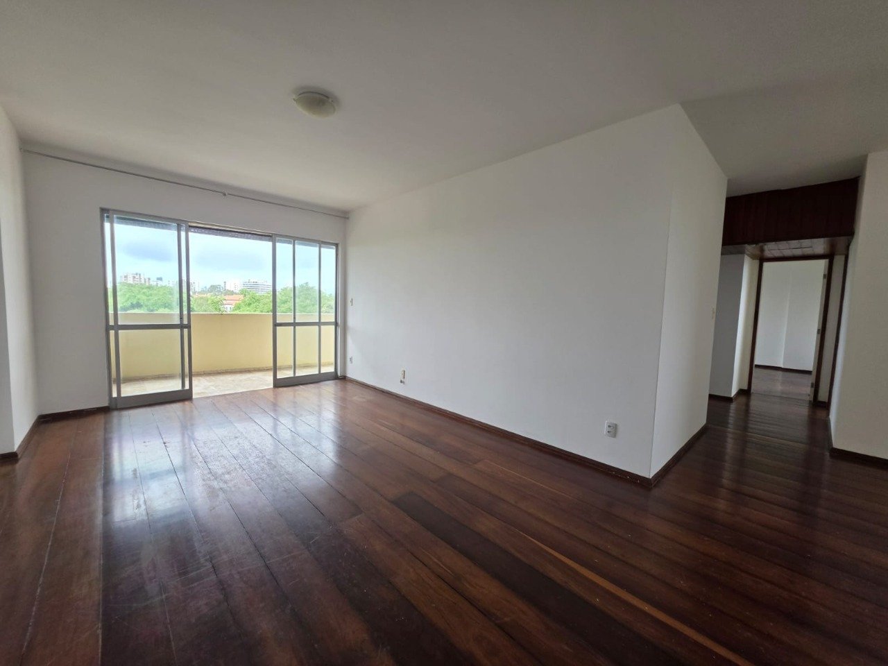 Apartamento com aluguel de R$ 2.300, no Itaigara