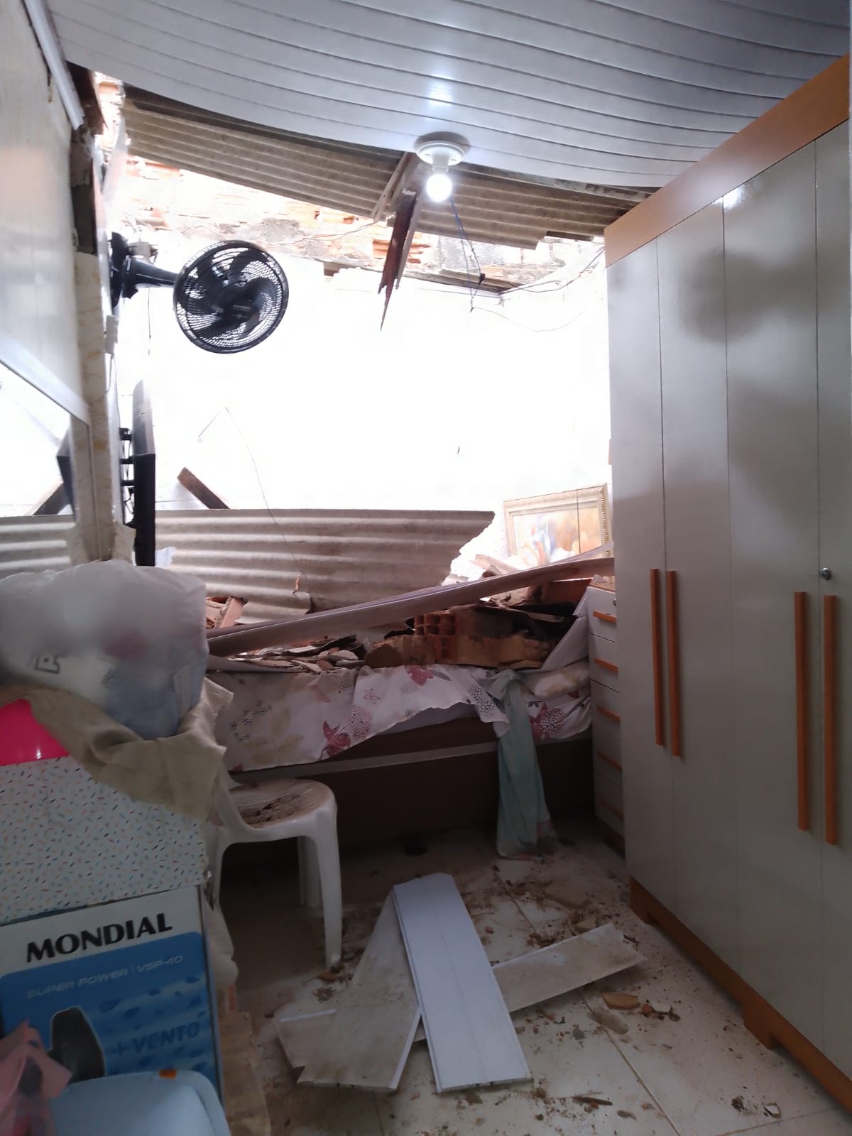 Casa desaba parcialmente na Federação e assusta moradores
