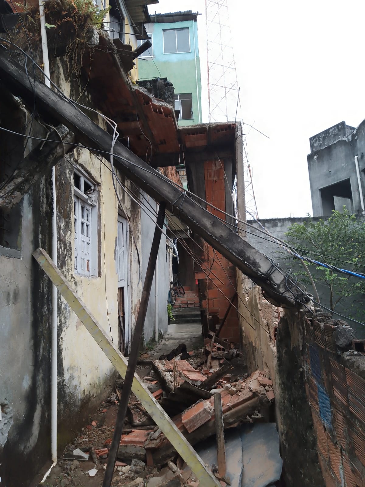 Casa desaba parcialmente na Federação e assusta moradores