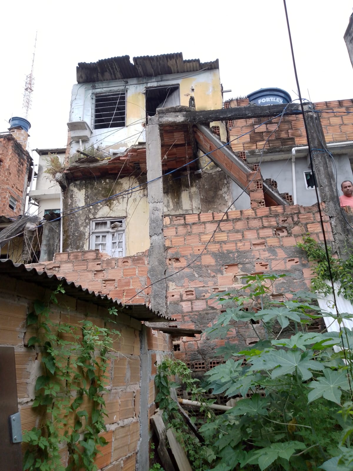 Casa desaba parcialmente na Federação e assusta moradores