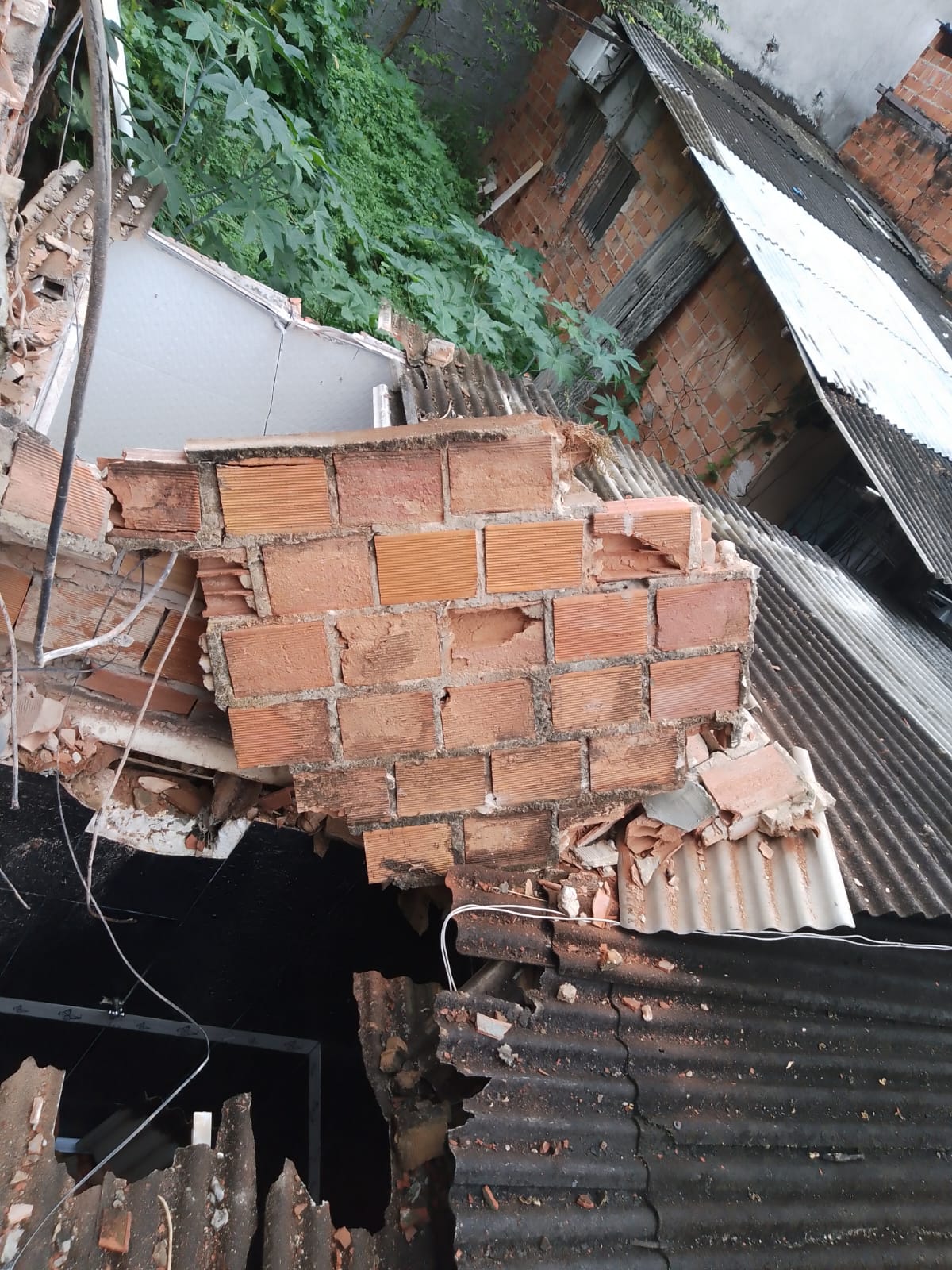 Casa desaba parcialmente na Federação e assusta moradores