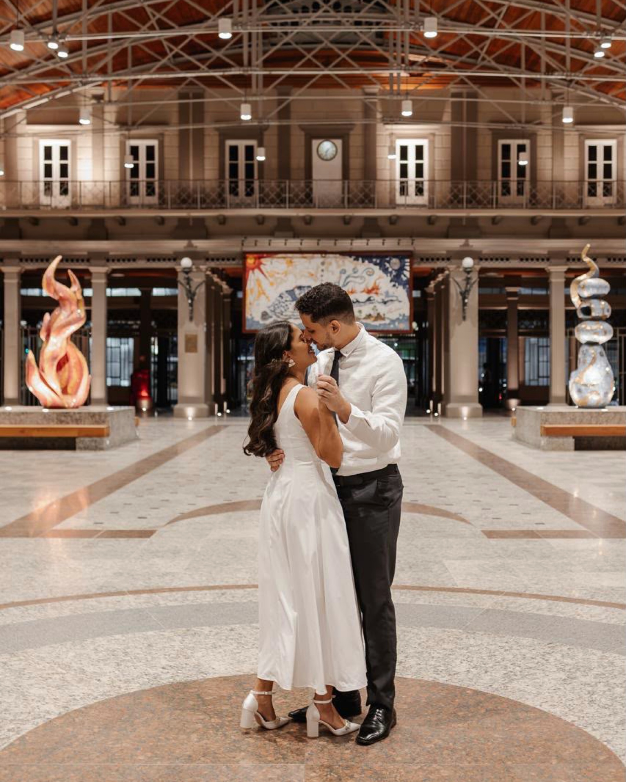 Casal faz ensaio pré-casamento em estação histórica do VLT de Salvador
