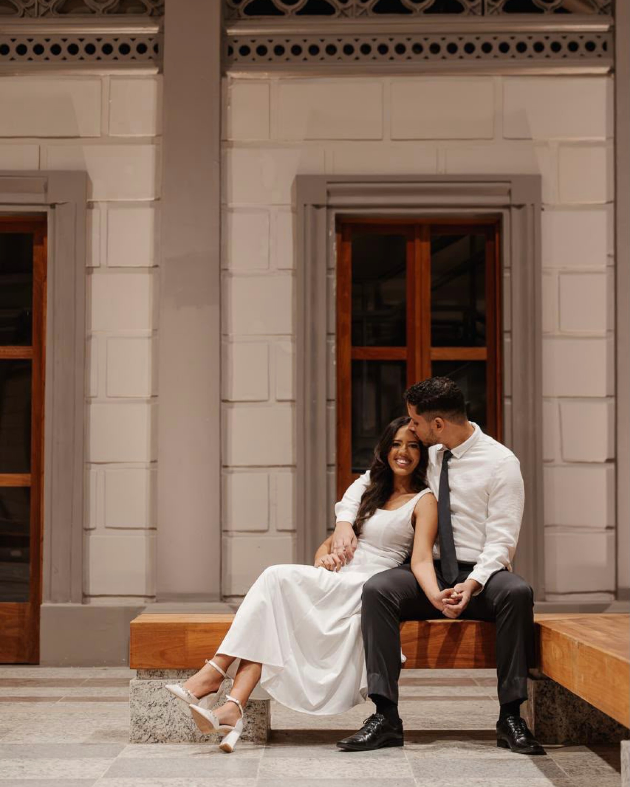 Casal faz ensaio pré-casamento em estação histórica do VLT de Salvador