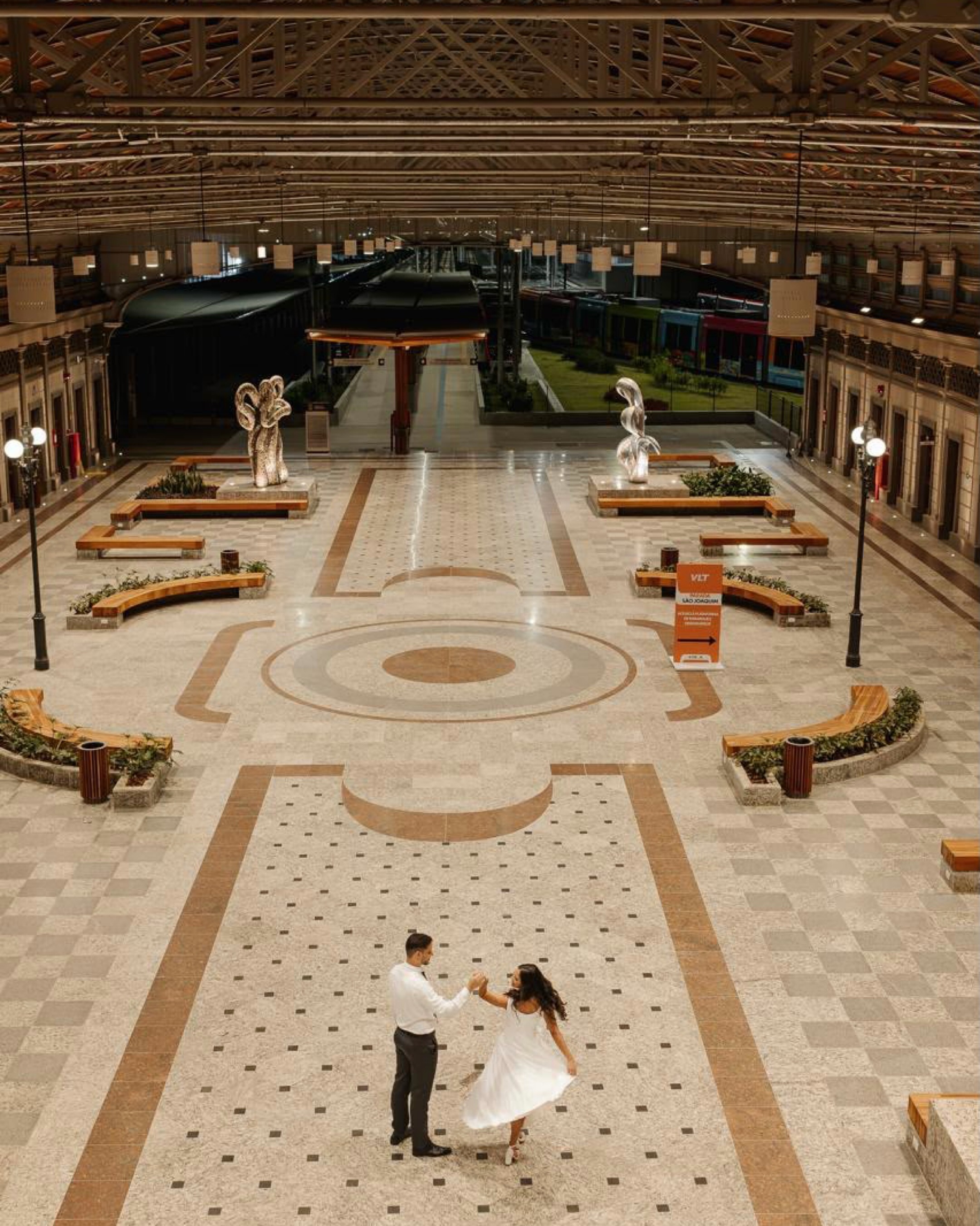 Casal faz ensaio pré-casamento em estação histórica do VLT de Salvador