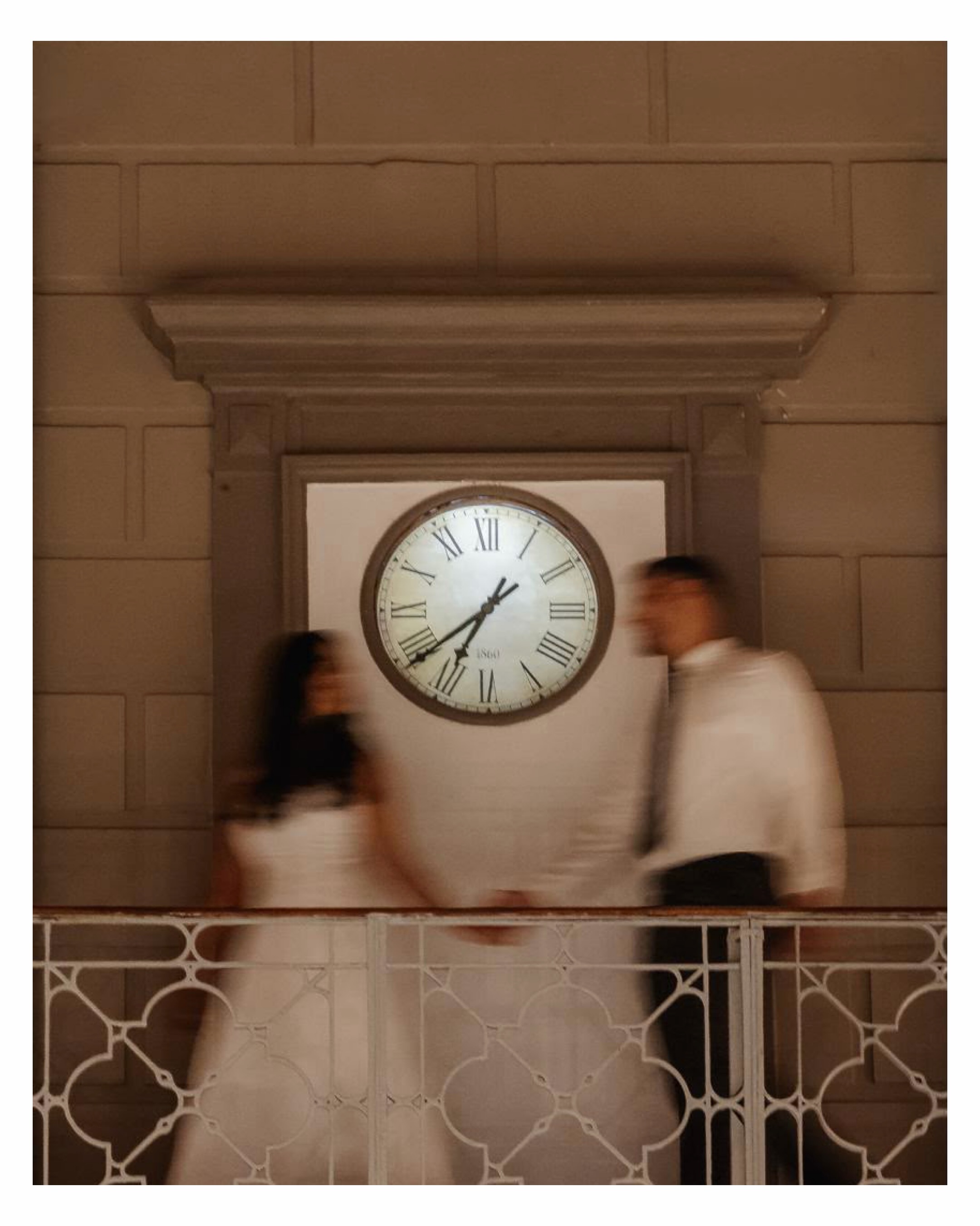 Casal faz ensaio pré-casamento em estação histórica do VLT de Salvador