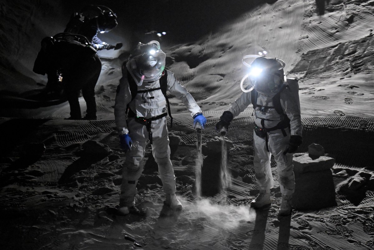 Cientistas testam trajes espaciais durante um evento para a imprensa na nova instalação de simulação lunar LUNA, no campus do Centro Aeroespacial Alemão (DLR), próximo ao Centro Europeu de Astronautas da Agência Espacial Europeia (ESA), em Colônia-Porz, no oeste da Alemanha, em 3 de setembro de 2026.
