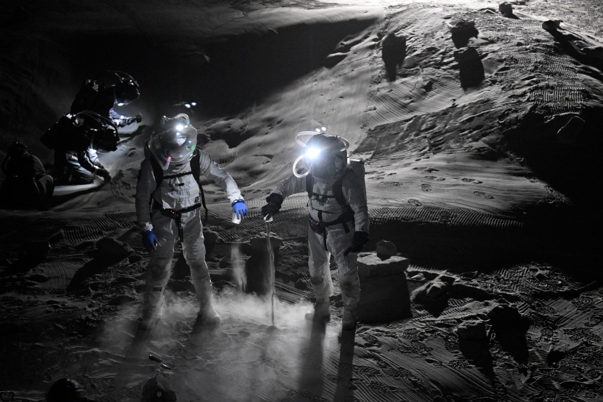 Cientistas testam trajes espaciais durante um evento para a imprensa na nova instalação de simulação lunar LUNA, no campus do Centro Aeroespacial Alemão (DLR), próximo ao Centro Europeu de Astronautas da Agência Espacial Europeia (ESA), em Colônia-Porz, no oeste da Alemanha, em 3 de setembro de 2026.