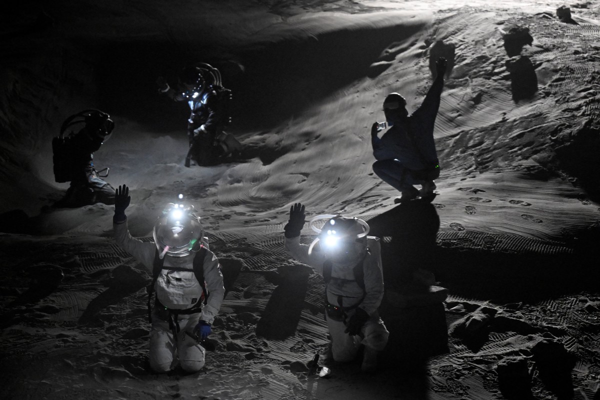 Cientistas testam trajes espaciais durante um evento para a imprensa na nova instalação de simulação lunar LUNA, no campus do Centro Aeroespacial Alemão (DLR), próximo ao Centro Europeu de Astronautas da Agência Espacial Europeia (ESA), em Colônia-Porz, no oeste da Alemanha, em 3 de setembro de 2026.