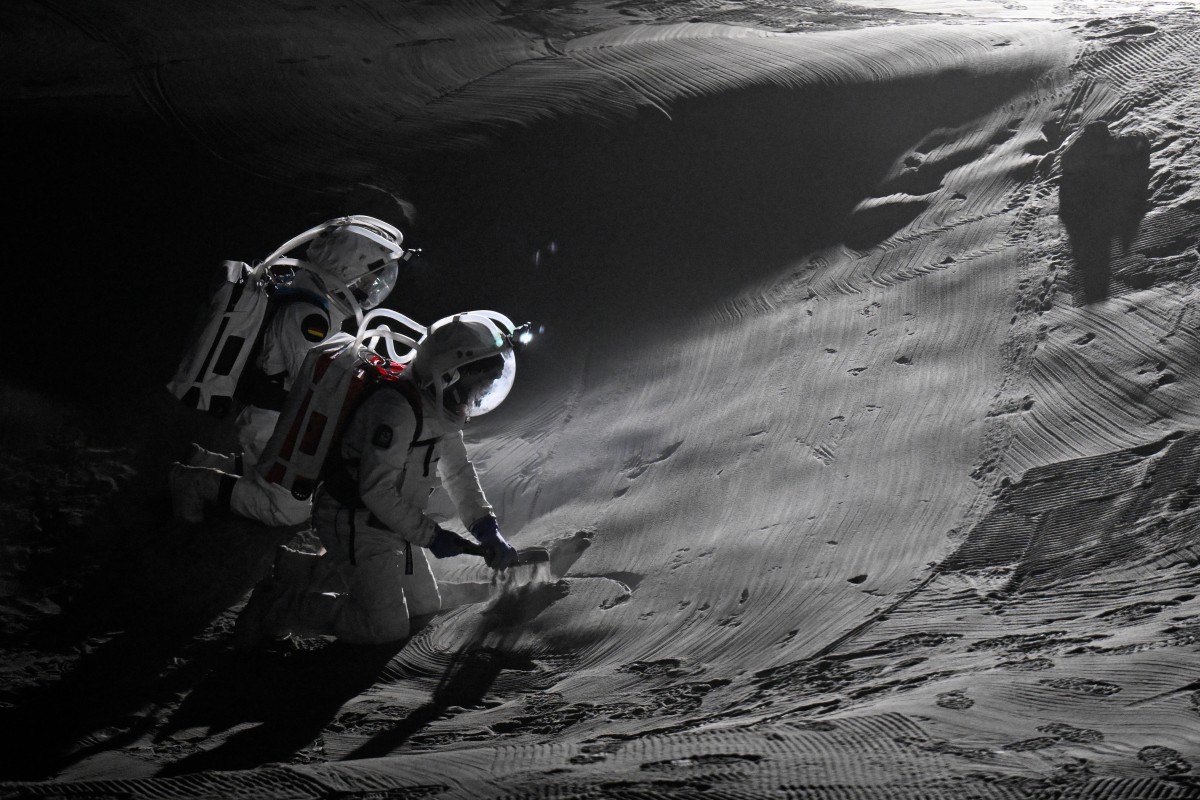 Cientistas testam trajes espaciais durante um evento para a imprensa na nova instalação de simulação lunar LUNA, no campus do Centro Aeroespacial Alemão (DLR), próximo ao Centro Europeu de Astronautas da Agência Espacial Europeia (ESA), em Colônia-Porz, no oeste da Alemanha, em 3 de setembro de 2026.