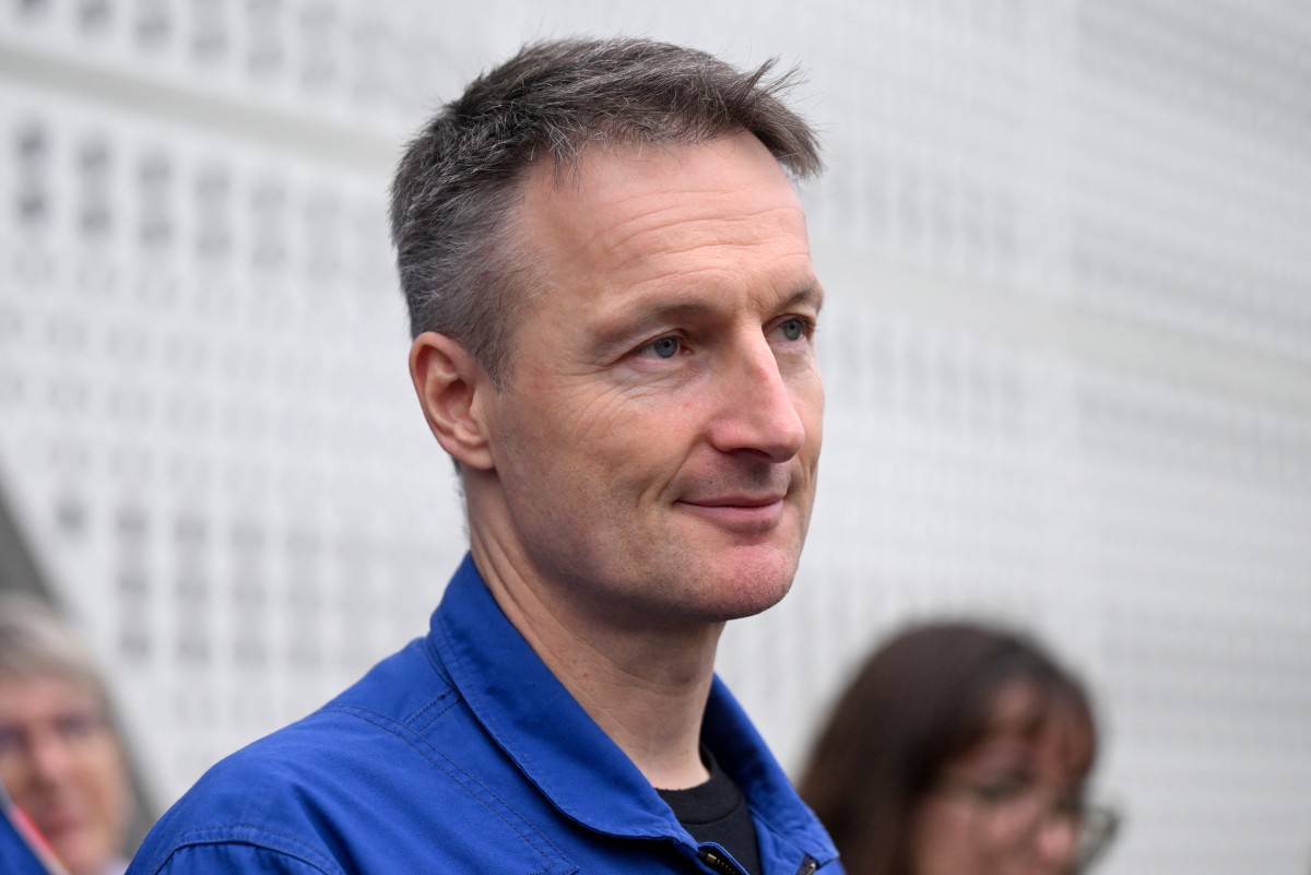 O astronauta alemão Matthias Maurer observa durante um evento para a imprensa na nova instalação de simulação lunar LUNA, no campus do Centro Aeroespacial Alemão (DLR), próximo ao Centro Europeu de Astronautas da Agência Espacial Europeia (ESA), em Colônia-Porz, no oeste da Alemanha, em 3 de setembro de 2026.