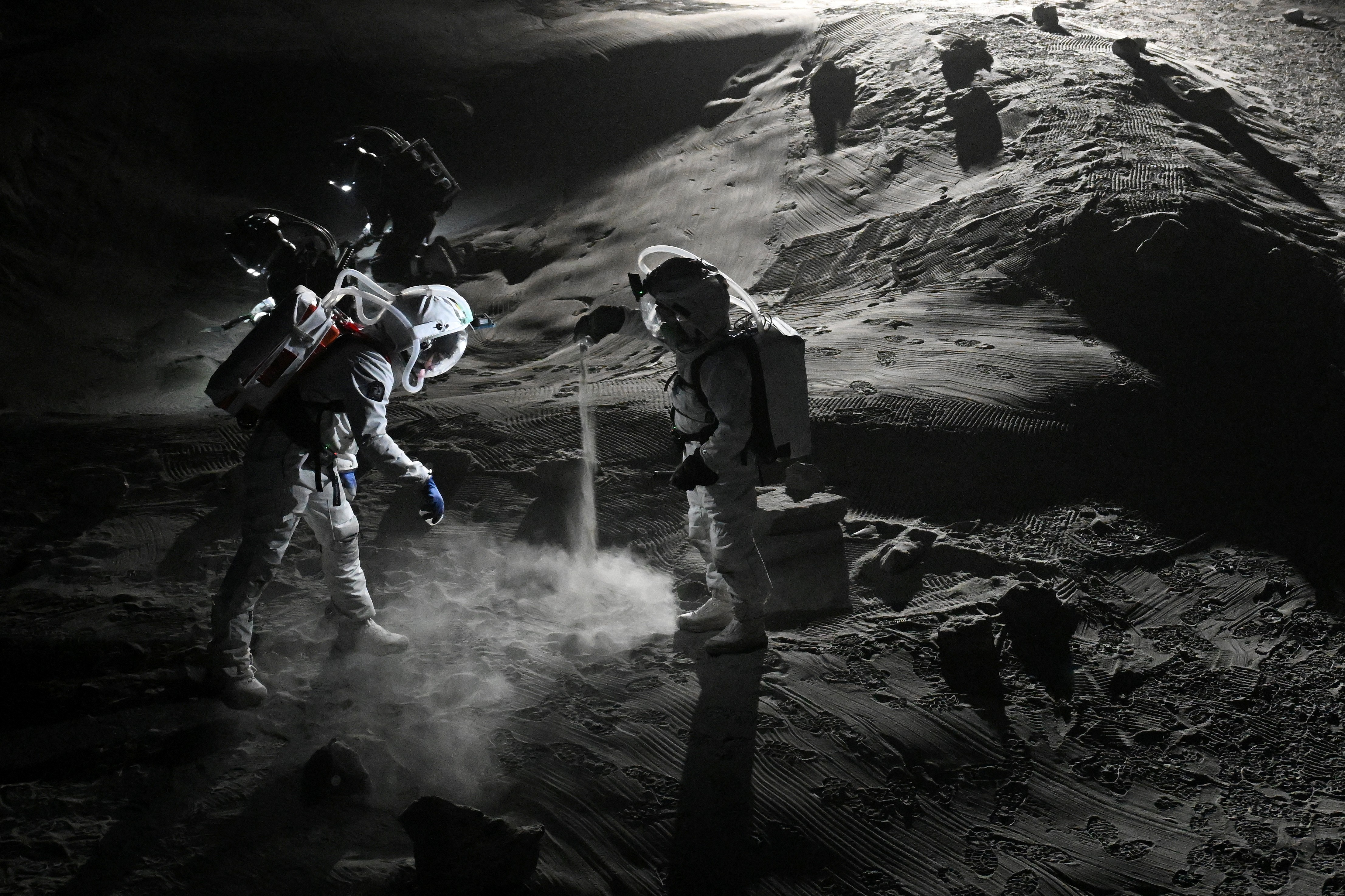 Cientistas testam trajes espaciais durante um evento para a imprensa na nova instalação de simulação lunar LUNA, no campus do Centro Aeroespacial Alemão (DLR), próximo ao Centro Europeu de Astronautas da Agência Espacial Europeia (ESA), em Colônia-Porz, no oeste da Alemanha, em 3 de setembro de 2026.