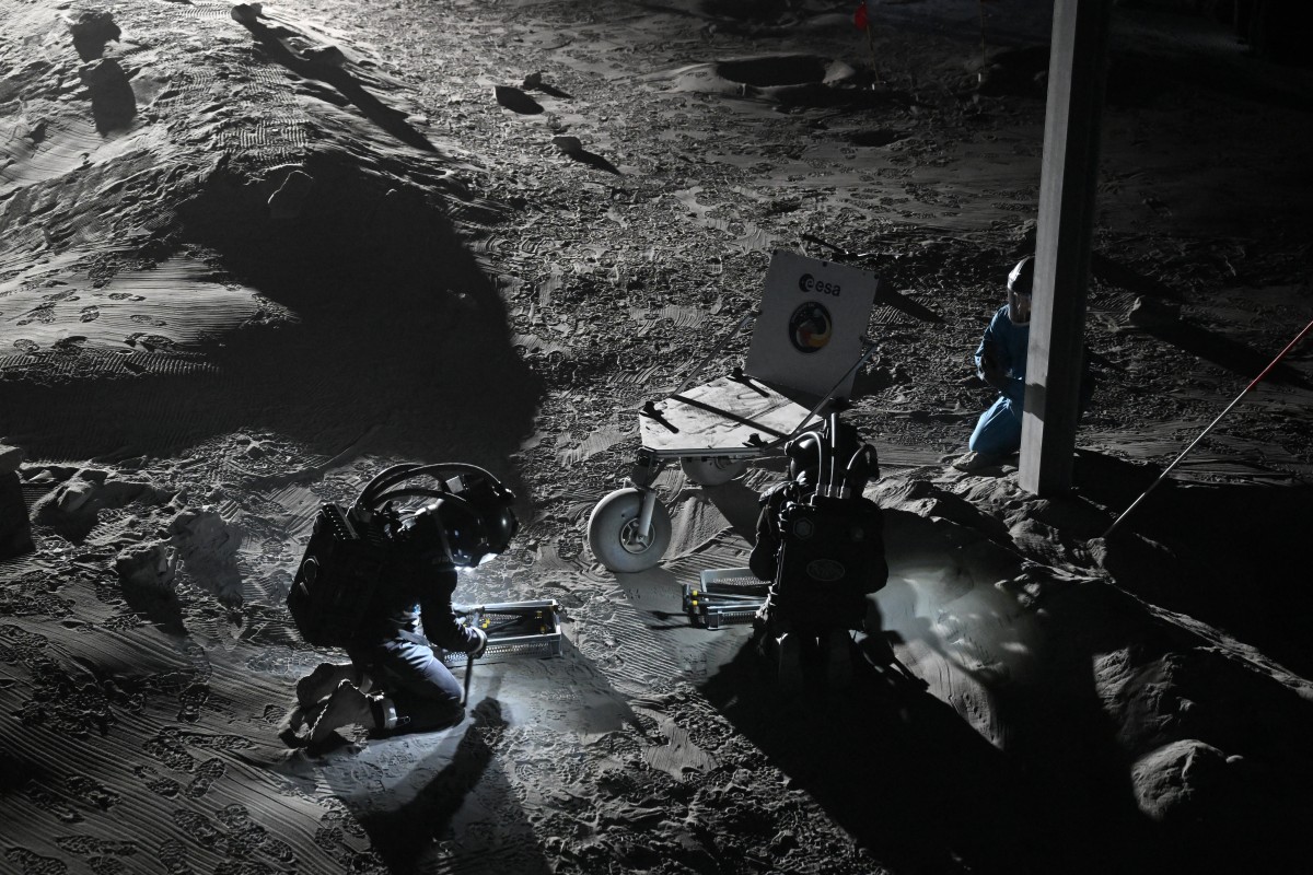 Cientistas testam trajes espaciais durante um evento para a imprensa na nova instalação de simulação lunar LUNA, no campus do Centro Aeroespacial Alemão (DLR), próximo ao Centro Europeu de Astronautas da Agência Espacial Europeia (ESA), em Colônia-Porz, no oeste da Alemanha, em 3 de setembro de 2026.